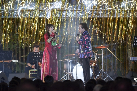 Rần rần với nụ hôn bà xã dành cho Elvis Phương và Lâm Nhật Tiến dành cho Hồ Hoàng Yến - Ảnh 3. Rần rần với nụ hôn bà xã dành cho Elvis Phương và Lâm Nhật Tiến dành cho Hồ Hoàng Yến - Ảnh 3.