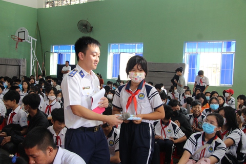‘Có học bổng này con sẽ mang về đưa cho ba mua tập sách và đồ Tết’ - Ảnh 3. ‘Có học bổng này con sẽ mang về đưa cho ba mua tập sách và đồ Tết’ - Ảnh 3.