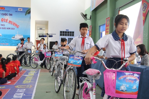 ‘Có học bổng này con sẽ mang về đưa cho ba mua tập sách và đồ Tết’ - Ảnh 2. ‘Có học bổng này con sẽ mang về đưa cho ba mua tập sách và đồ Tết’ - Ảnh 2.