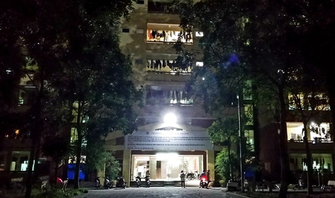 Hàng trăm sinh viên nhận thông báo rời ký túc xá giữa trời giá rét để thi công phòng cháy - Ảnh 1. Hàng trăm sinh viên nhận thông báo rời ký túc xá giữa trời giá rét để thi công phòng cháy - Ảnh 1.