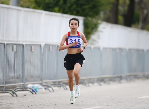 ‘Siêu sao’ điền kinh hội tụ ở Phú Yên, dự báo khốc liệt trên đường đua marathon- Ảnh 2. Lê Thị Tuyết sẽ cạnh tranh khốc liệt với Hoàng Thị Ngọc Hoa trên đường đua 42km nữ - Ảnh: HOÀNG TÙNG