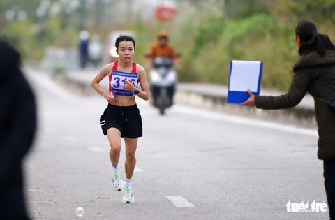 Lê Thị Tuyết giành huy chương vàng marathon lịch sử cho điền kinh Phú Yên - Ảnh 2. Lê Thị Tuyết giành huy chương vàng marathon lịch sử cho điền kinh Phú Yên - Ảnh 2.