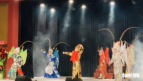 Sân khấu Trương Hùng Minh: Việt Hương lo kinh tế, Minh Nhí lo nghệ thuật - Ảnh 3. Sân khấu Trương Hùng Minh: Việt Hương lo kinh tế, Minh Nhí lo nghệ thuật - Ảnh 3.