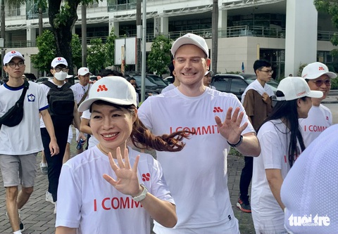 Thành Lộc, Đại Nghĩa, Mỹ Uyên, Trịnh Kim Chi... đi bộ đồng hành kêu gọi chống bạo lực gia đình - Ảnh 5. Thành Lộc, Đại Nghĩa, Mỹ Uyên, Trịnh Kim Chi... đi bộ đồng hành kêu gọi chống bạo lực gia đình - Ảnh 5.