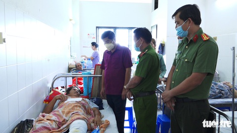 Tặng 20 triệu đồng cho công an xã bị nhóm trộm cắp tông gãy chân - Ảnh 1. Tặng 20 triệu đồng cho công an xã bị nhóm trộm cắp tông gãy chân - Ảnh 1.