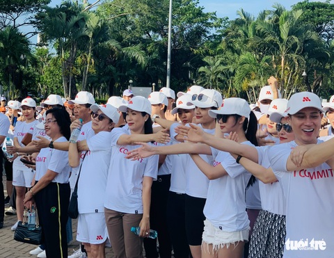 Thành Lộc, Đại Nghĩa, Mỹ Uyên, Trịnh Kim Chi... đi bộ đồng hành kêu gọi chống bạo lực gia đình - Ảnh 2. Thành Lộc, Đại Nghĩa, Mỹ Uyên, Trịnh Kim Chi... đi bộ đồng hành kêu gọi chống bạo lực gia đình - Ảnh 2.