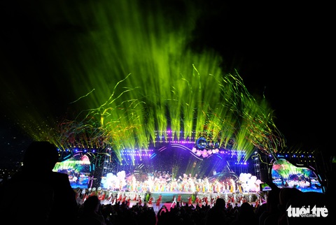 Khai mạc Festival hoa Đà Lạt, 400 nghệ sĩ quy tụ, 500.000 chậu hoa quanh hồ Xuân Hương - Ảnh 1. Khai mạc Festival hoa Đà Lạt, 400 nghệ sĩ quy tụ, 500.000 chậu hoa quanh hồ Xuân Hương - Ảnh 1.