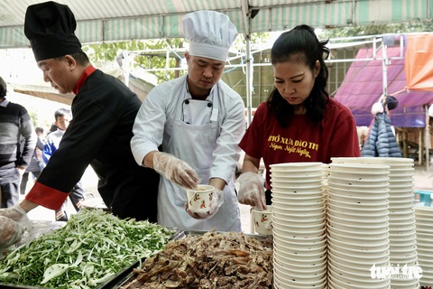 Xe phở yêu thương phục vụ 2.000 học sinh, trao 100 suất quà cho trẻ em nghèo Thanh Hóa - Ảnh 1. Xe phở yêu thương phục vụ 2.000 học sinh, trao 100 suất quà cho trẻ em nghèo Thanh Hóa - Ảnh 1.