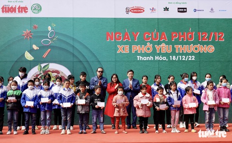 Xe phở yêu thương phục vụ 2.000 học sinh, trao 100 suất quà cho trẻ em nghèo Thanh Hóa - Ảnh 5. Xe phở yêu thương phục vụ 2.000 học sinh, trao 100 suất quà cho trẻ em nghèo Thanh Hóa - Ảnh 5.
