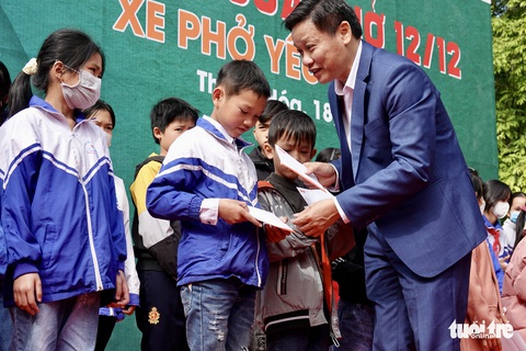 Xe phở yêu thương phục vụ 2.000 học sinh, trao 100 suất quà cho trẻ em nghèo Thanh Hóa - Ảnh 2. Xe phở yêu thương phục vụ 2.000 học sinh, trao 100 suất quà cho trẻ em nghèo Thanh Hóa - Ảnh 2.