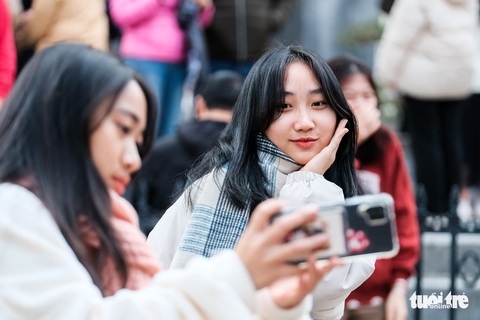 Trước Giáng sinh, giới trẻ Hà Nội chen chân check-in nhà thờ Lớn từ sáng đến đêm - Ảnh 2. Trước Giáng sinh, giới trẻ Hà Nội chen chân check-in nhà thờ Lớn từ sáng đến đêm - Ảnh 2.