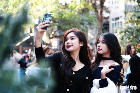 Trước Giáng sinh, giới trẻ Hà Nội chen chân check-in nhà thờ Lớn từ sáng đến đêm - Ảnh 1. Trước Giáng sinh, giới trẻ Hà Nội chen chân check-in nhà thờ Lớn từ sáng đến đêm - Ảnh 1.