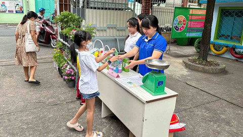 Hãy mang rác lên phường, đừng vứt rác ra đường! - Ảnh 1. Hãy mang rác lên phường, đừng vứt rác ra đường! - Ảnh 1.