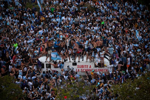 Thủ đô Buenos Aires của Argentina bùng nổ sau chiến thắng của đội nhà - Ảnh 7. Thủ đô Buenos Aires của Argentina bùng nổ sau chiến thắng của đội nhà - Ảnh 7.