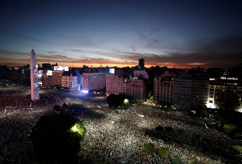 Thủ đô Buenos Aires của Argentina bùng nổ sau chiến thắng của đội nhà - Ảnh 2. Thủ đô Buenos Aires của Argentina bùng nổ sau chiến thắng của đội nhà - Ảnh 2.