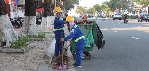 Đà Nẵng vận động người dân dọn rác sớm để lao công có giao thừa bên người thân - Ảnh 2. Đà Nẵng vận động người dân dọn rác sớm để lao công có giao thừa bên người thân - Ảnh 2.