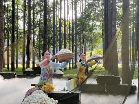 Các bộ sưu tập áo dài lấy cảm hứng từ những ca khúc nhạc đỏ kinh điển - Ảnh 6. Các bộ sưu tập áo dài lấy cảm hứng từ những ca khúc nhạc đỏ kinh điển - Ảnh 6.