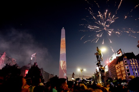 Thủ đô Buenos Aires của Argentina bùng nổ sau chiến thắng của đội nhà - Ảnh 3. Thủ đô Buenos Aires của Argentina bùng nổ sau chiến thắng của đội nhà - Ảnh 3.
