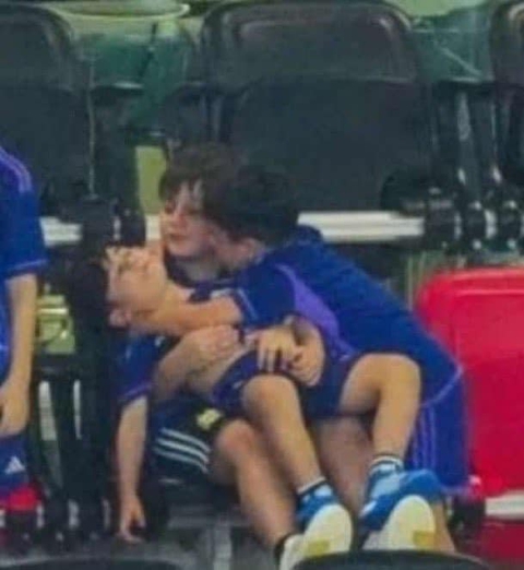Ảnh vui 19-12: Con trai Messi ngất xỉu khi bố vô địch World Cup 2022 - Ảnh 1. Ảnh vui 19-12: Con trai Messi ngất xỉu khi bố vô địch World Cup 2022 - Ảnh 1.