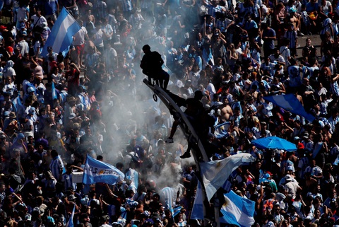 Thủ đô Buenos Aires của Argentina bùng nổ sau chiến thắng của đội nhà - Ảnh 4. Thủ đô Buenos Aires của Argentina bùng nổ sau chiến thắng của đội nhà - Ảnh 4.