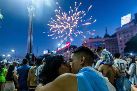 Thủ đô Buenos Aires của Argentina bùng nổ sau chiến thắng của đội nhà - Ảnh 5. Thủ đô Buenos Aires của Argentina bùng nổ sau chiến thắng của đội nhà - Ảnh 5.