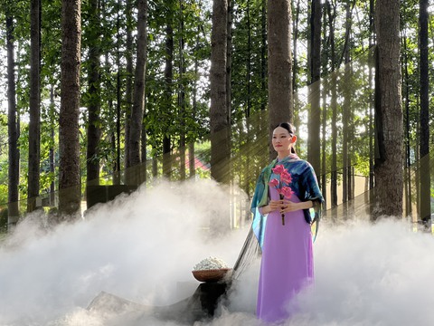 Các bộ sưu tập áo dài lấy cảm hứng từ những ca khúc nhạc đỏ kinh điển - Ảnh 3. Các bộ sưu tập áo dài lấy cảm hứng từ những ca khúc nhạc đỏ kinh điển - Ảnh 3.