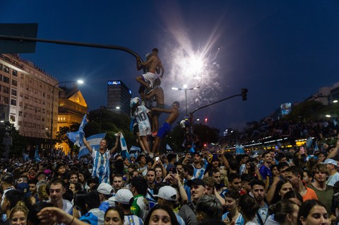Thủ đô Buenos Aires của Argentina bùng nổ sau chiến thắng của đội nhà - Ảnh 6. Thủ đô Buenos Aires của Argentina bùng nổ sau chiến thắng của đội nhà - Ảnh 6.