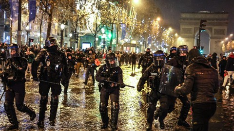 Cảnh sát đụng độ người hâm mộ ở Paris sau khi Argentina vô địch World Cup 2022 - Ảnh 1. Cảnh sát đụng độ người hâm mộ ở Paris sau khi Argentina vô địch World Cup 2022 - Ảnh 1.