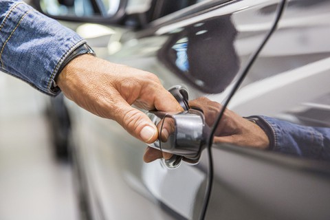 Cảm giác như điện giật khi mở cửa ô tô vào mùa đông - Ảnh 1. Cảm giác như điện giật khi mở cửa ô tô vào mùa đông - Ảnh 1.