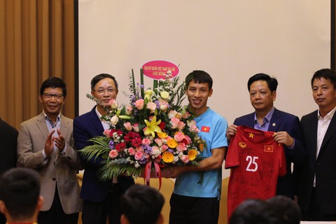 Đội trưởng Hùng Dũng: Hy vọng đội tuyển Việt Nam sẽ đăng quang AFF Cup 2022 - Ảnh 1. Đội trưởng Hùng Dũng: Hy vọng đội tuyển Việt Nam sẽ đăng quang AFF Cup 2022 - Ảnh 1.