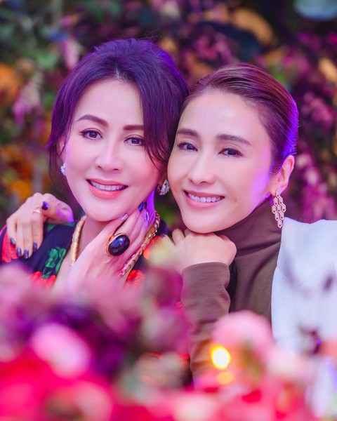Lưu Gia Linh đeo vàng nặng trĩu người, nhẫn ‘siêu to siêu khổng lồ - Ảnh 3. Lưu Gia Linh đeo vàng nặng trĩu người, nhẫn ‘siêu to siêu khổng lồ - Ảnh 3.