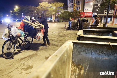 Trắng đêm mưu sinh trong giá rét giữa Hà Nội - Ảnh 1. Trắng đêm mưu sinh trong giá rét giữa Hà Nội - Ảnh 1.
