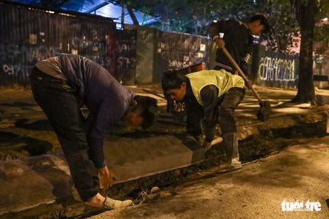 Trắng đêm mưu sinh trong giá rét giữa Hà Nội - Ảnh 4. Trắng đêm mưu sinh trong giá rét giữa Hà Nội - Ảnh 4.