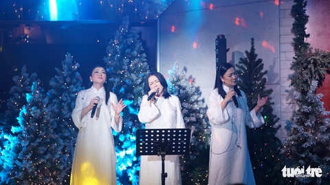 Thu Minh, Tam ca Áo Trắng hội ngộ cùng Trần Tiến trong đêm nhạc Mặt trời bé con - Ảnh 6. Thu Minh, Tam ca Áo Trắng hội ngộ cùng Trần Tiến trong đêm nhạc Mặt trời bé con - Ảnh 6.
