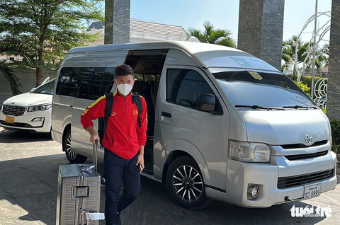 Ông Park thở phào khi Phan Văn Đức kịp sang Lào đá trận mở màn AFF Cup 2022 - Ảnh 1. Ông Park thở phào khi Phan Văn Đức kịp sang Lào đá trận mở màn AFF Cup 2022 - Ảnh 1.