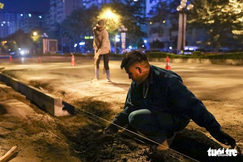Trắng đêm mưu sinh trong giá rét giữa Hà Nội - Ảnh 6. Trắng đêm mưu sinh trong giá rét giữa Hà Nội - Ảnh 6.