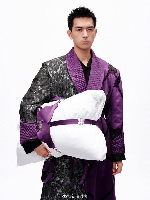 Lý Hiện mang gối ngủ tại sự kiện, Vương Nhất Bác từ chối tham gia vì quen ngủ... nude - Ảnh 4. Lý Hiện mang gối ngủ tại sự kiện, Vương Nhất Bác từ chối tham gia vì quen ngủ... nude - Ảnh 4.