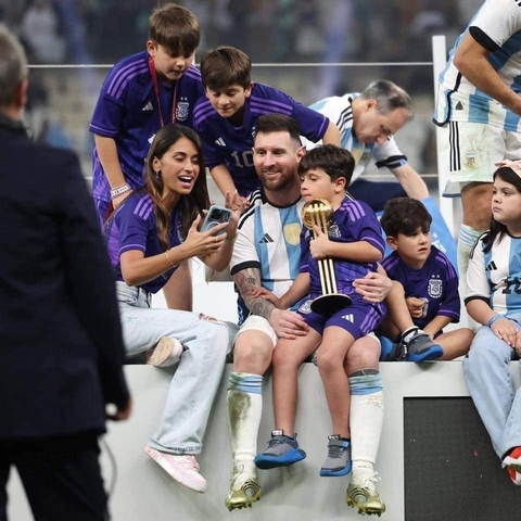Messi phục vụ vợ sống ảo, được thưởng nóng ngay buổi lễ trao giải - Ảnh 2. Messi phục vụ vợ sống ảo, được thưởng nóng ngay buổi lễ trao giải - Ảnh 2.