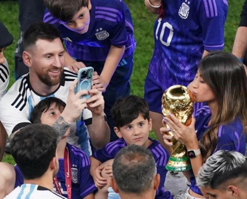 Messi phục vụ vợ sống ảo, được thưởng nóng ngay buổi lễ trao giải - Ảnh 1. Messi phục vụ vợ sống ảo, được thưởng nóng ngay buổi lễ trao giải - Ảnh 1.