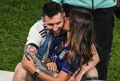 Messi phục vụ vợ sống ảo, được thưởng nóng ngay buổi lễ trao giải - Ảnh 3. Messi phục vụ vợ sống ảo, được thưởng nóng ngay buổi lễ trao giải - Ảnh 3.