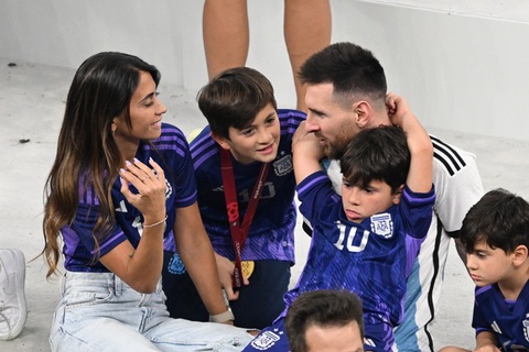 Messi phục vụ vợ sống ảo, được thưởng nóng ngay buổi lễ trao giải - Ảnh 4. Messi phục vụ vợ sống ảo, được thưởng nóng ngay buổi lễ trao giải - Ảnh 4.