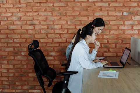 Được sếp yêu thích có lợi hay là cưỡi trên lưng hổ? - Ảnh 2. Được sếp yêu thích có lợi hay là cưỡi trên lưng hổ? - Ảnh 2.