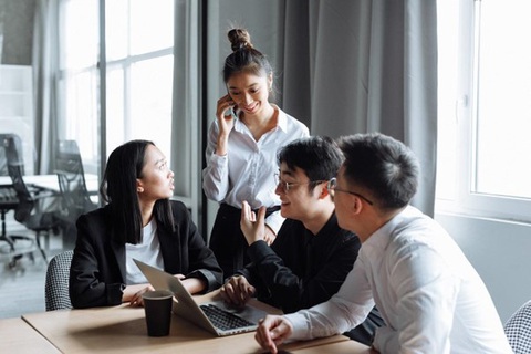 Làm mình nổi bật hơn trong thế giới công sở ồn ào - Ảnh 1. Làm mình nổi bật hơn trong thế giới công sở ồn ào - Ảnh 1.