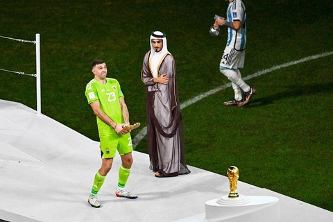 Thủ môn Argentina ăn mừng gây tranh cãi nhất World Cup 2022 - Ảnh 1. Thủ môn Argentina ăn mừng gây tranh cãi nhất World Cup 2022 - Ảnh 1.