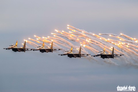 Mãn nhãn hổ mang chúa Su-30MK2 hợp luyện trên bầu trời Hà Nội - Ảnh 1. Mãn nhãn hổ mang chúa Su-30MK2 hợp luyện trên bầu trời Hà Nội - Ảnh 1.