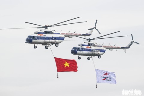Mãn nhãn hổ mang chúa Su-30MK2 hợp luyện trên bầu trời Hà Nội - Ảnh 2. Mãn nhãn hổ mang chúa Su-30MK2 hợp luyện trên bầu trời Hà Nội - Ảnh 2.