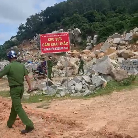 Truy tìm chủ nhân của 7 xe múc, 50.000 viên đá chẻ khai thác ‘lậu vừa bị công an đột kích phát hiện - Ảnh 2. Truy tìm chủ nhân của 7 xe múc, 50.000 viên đá chẻ khai thác ‘lậu vừa bị công an đột kích phát hiện - Ảnh 2.