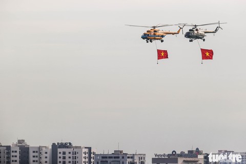 Mãn nhãn hổ mang chúa Su-30MK2 hợp luyện trên bầu trời Hà Nội - Ảnh 3. Mãn nhãn hổ mang chúa Su-30MK2 hợp luyện trên bầu trời Hà Nội - Ảnh 3.