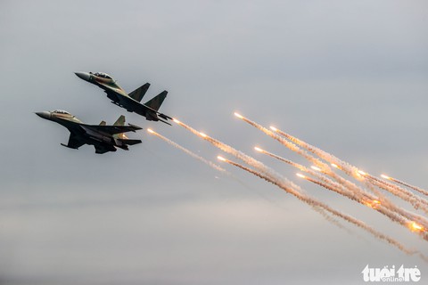 Mãn nhãn hổ mang chúa Su-30MK2 hợp luyện trên bầu trời Hà Nội - Ảnh 5. Mãn nhãn hổ mang chúa Su-30MK2 hợp luyện trên bầu trời Hà Nội - Ảnh 5.