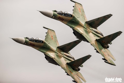 Mãn nhãn hổ mang chúa Su-30MK2 hợp luyện trên bầu trời Hà Nội - Ảnh 6. Mãn nhãn hổ mang chúa Su-30MK2 hợp luyện trên bầu trời Hà Nội - Ảnh 6.